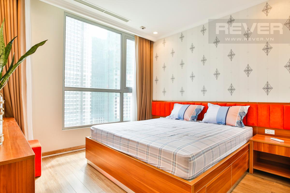 Phòng ngủ 1 có tầm nhìn hướng Đông Căn hộ 2 phòng ngủ tầng cao tháp C3 Vinhomes Central Park