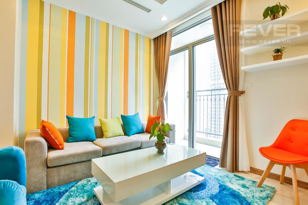 Phòng khách trông khá trẻ trung với nội thất có sắc màu sặc sỡ. Căn hộ 2 phòng ngủ tầng cao tháp C3 Vinhomes Central Park