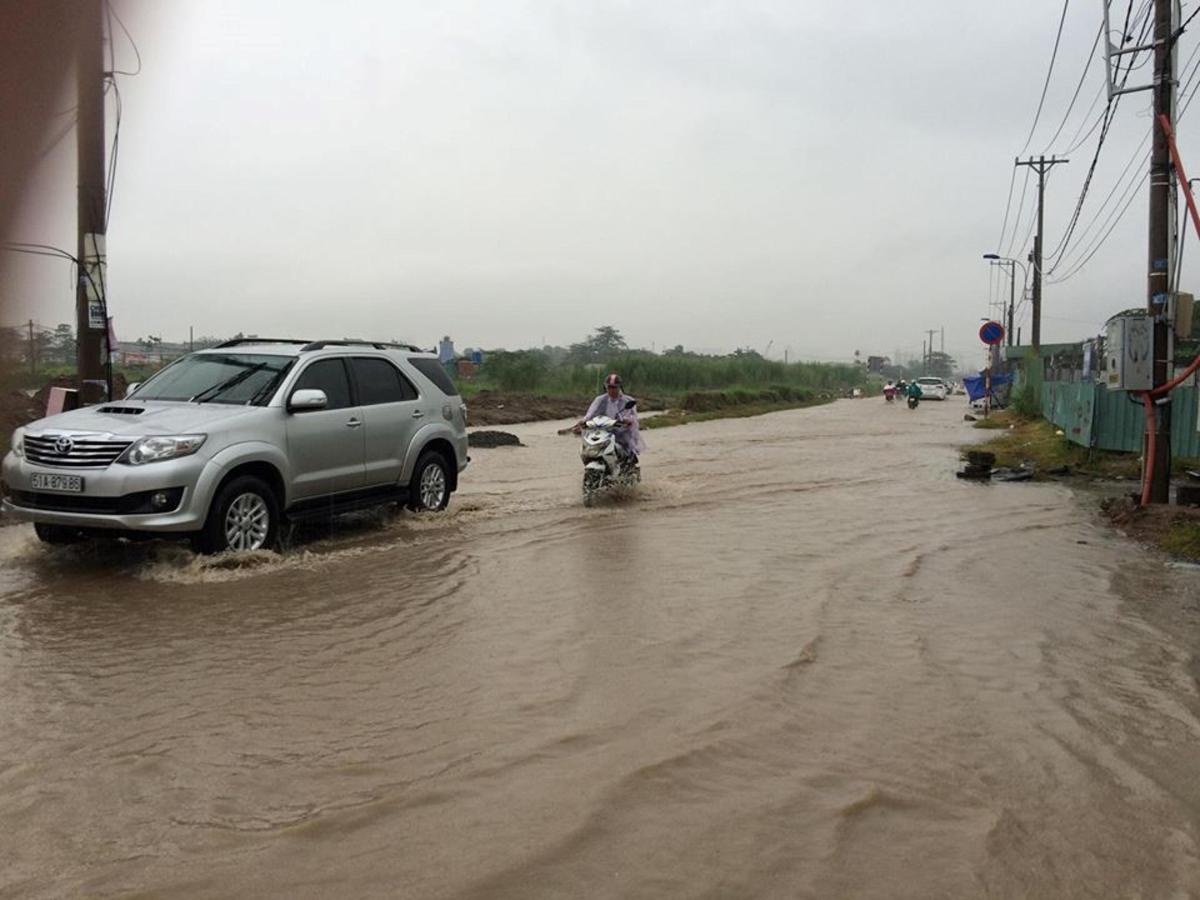 Đường Lương Định Của (Quận 2) bị ngập trong trận mưa sáng nay.