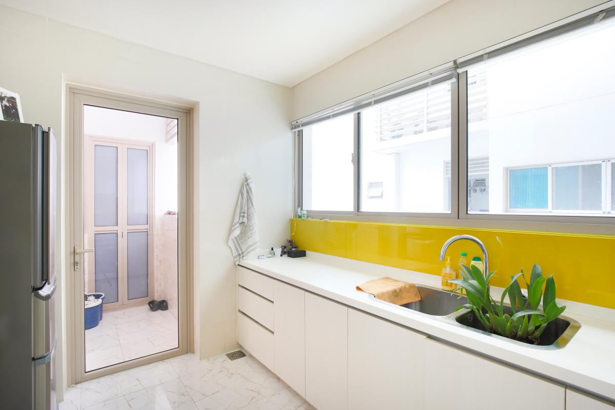 Kệ bếp nhìn ra cửa sổ Căn hô tầng cao tháp T4 The Vista An Phú