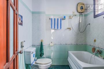 Phòng tắm với bồn tắm Villa 3 tầng Đường số 12 Trần Não