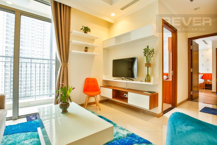 Phòng khách gần ban công hướng Đông Căn hộ 2 phòng ngủ tầng cao tháp C3 Vinhomes Central Park