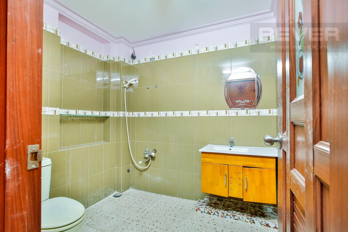 Phòng tắm 2 Nhà 3 tầng mặt tiền Ngô Thị Thu Minh