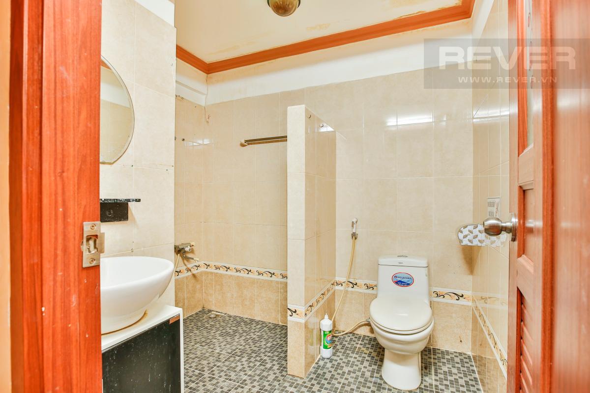 Phòng tắm 3 Nhà 3 tầng mặt tiền Ngô Thị Thu Minh