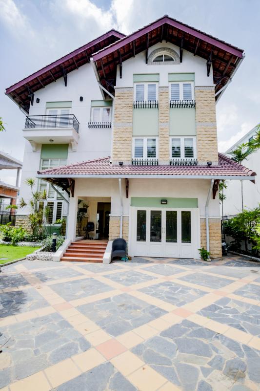 Villa có kiến trúc hiện hai đại với mái ngói đỏ. Villa sân vườn có hồ bơi Nguyễn Văn Hưởng