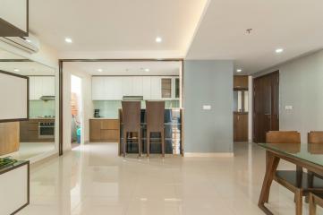 Không gian kết nối giữa phòng khách, bàn ăn và phòng bếp Căn hộ Đông Bắc trung tầng TC1 Tropic Garden