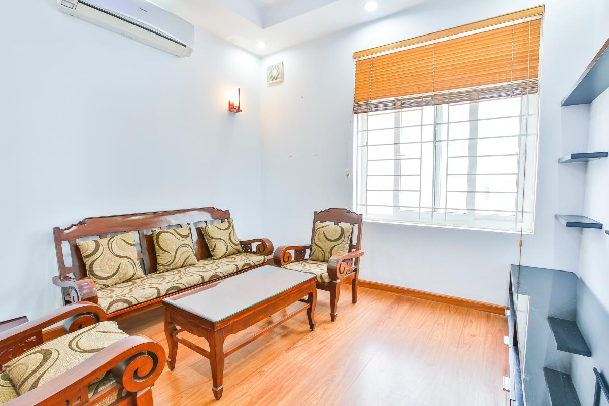 Phòng khách với sàn gỗ và nội thất gỗ sang trọng Căn hộ tầng cao B Lữ Gia Plaza