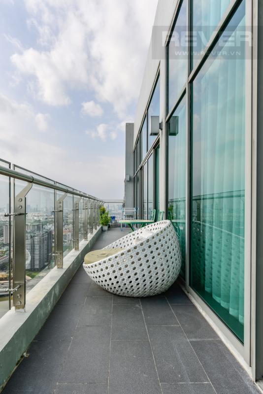 Ban công trước phòng khách Penthouse Riviera Point hướng Tây Nam tháp T3