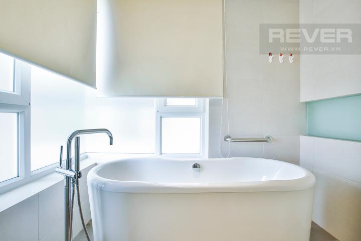 Phòng tắm chính với bồn tắm ở vị trí góc của tòa nhà Căn hộ 1 phòng ngủ hướng Nam tầng cao tháp T3 Brilliant Đảo Kim Cương