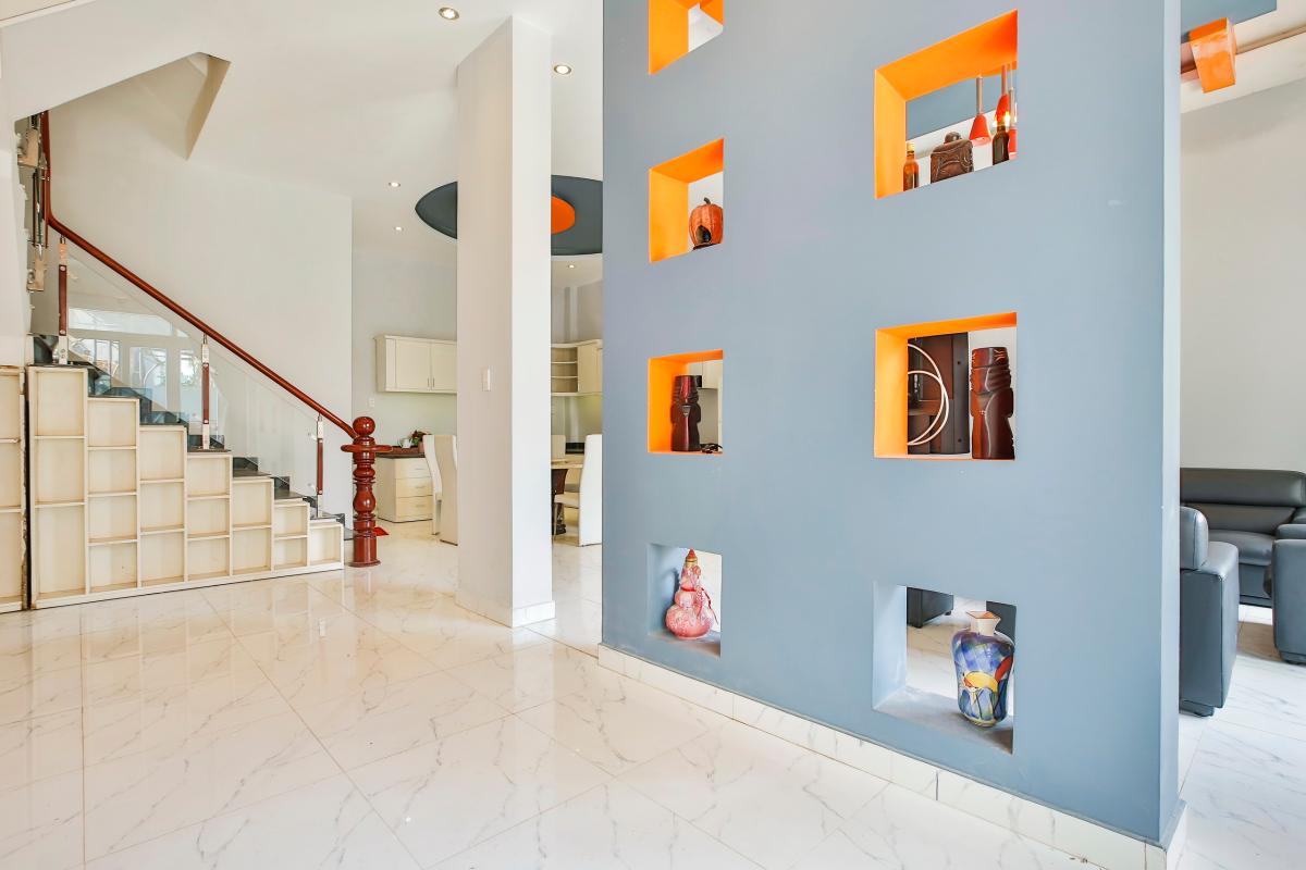 Cầu thang dẫn lên tầng trên Nhà 4 tầng Tống Hữu Định Thảo Điền