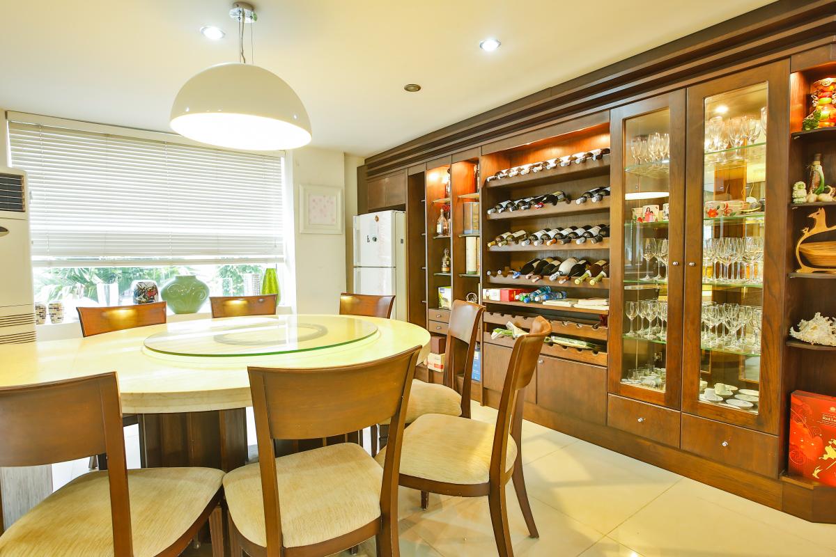 Khu bàn tiệc với tủ rượu lớn Villa sân vườn Nam Thông 3