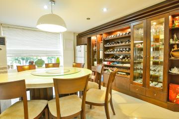 Khu bàn tiệc với tủ rượu lớn Villa sân vườn Nam Thông 3