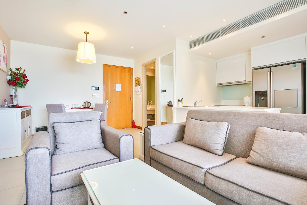 Không gian  sinh hoạt chung rộng rãi Căn hộ 1 phòng ngủ hướng Nam tầng cao tháp T3 Brilliant Đảo Kim Cương