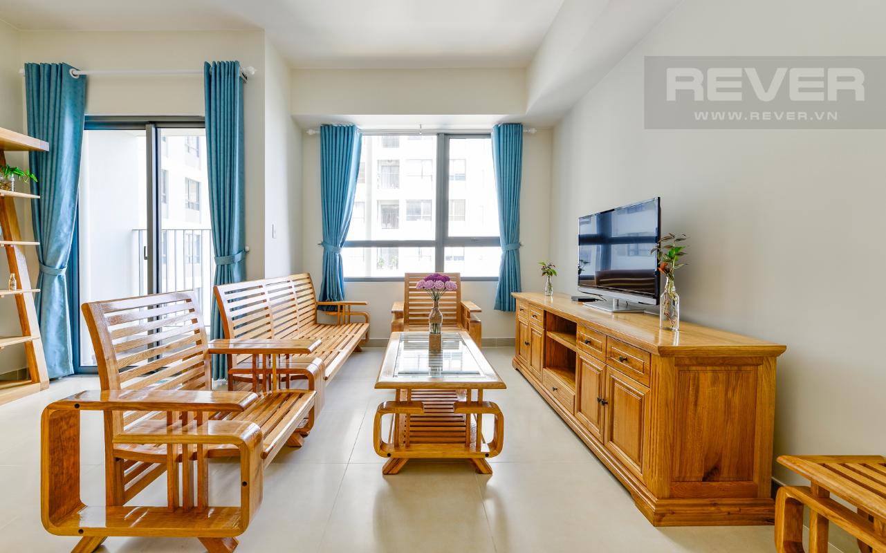 Phòng khách với bộ bàn ghế truyền thống Căn góc Masteri Thảo Điền tầng cao T2B 2 phòng ngủ, nội thất gỗ