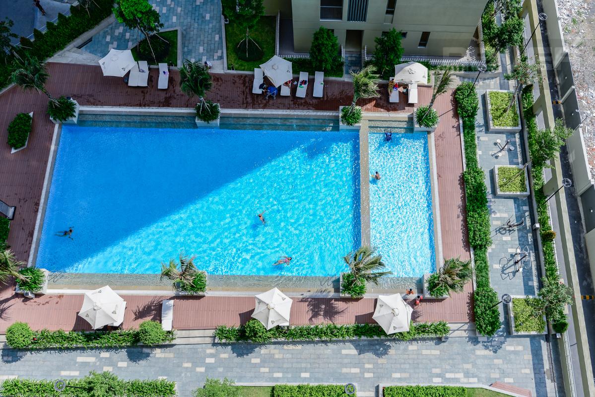 Toàn cảnh hồ bơi nội khu nhìn từ căn hộ Căn góc Masteri Thảo Điền tầng cao T2B 2 phòng ngủ, nội thất gỗ