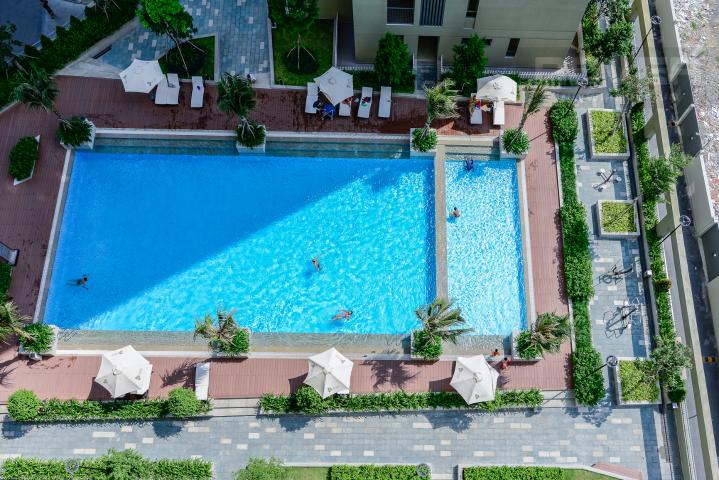 Toàn cảnh hồ bơi nội khu nhìn từ căn hộ Căn góc Masteri Thảo Điền tầng cao T2B 2 phòng ngủ, nội thất gỗ