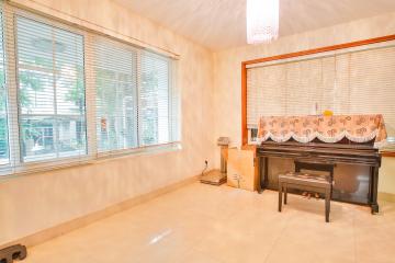 Phòng giải trí có đàn Piano Villa sân vườn Nam Thông 3