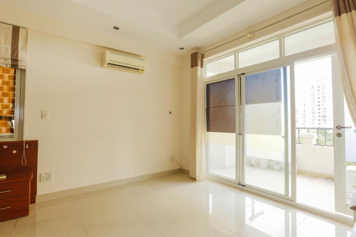 Phòng ngủ lớn gần ban công Căn góc trung tầng tháp BC Cảnh Viên 2