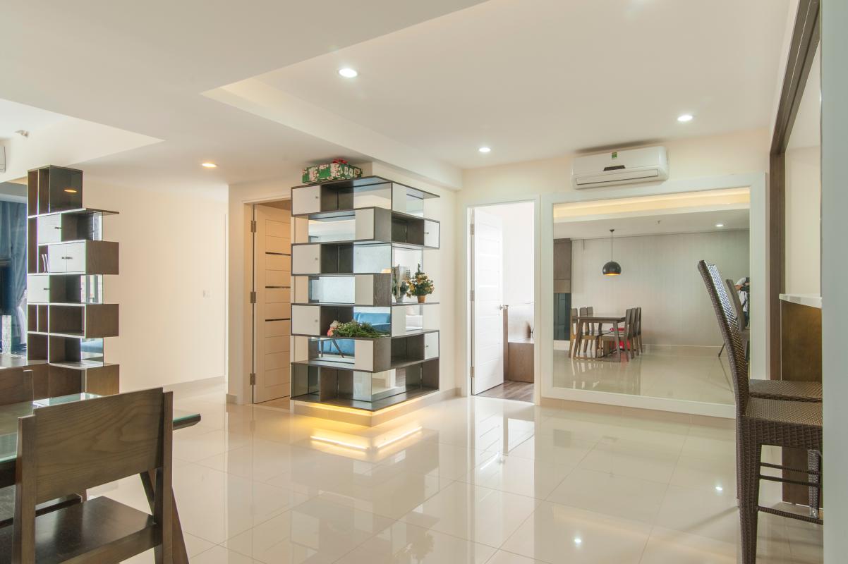 Không gian sinh hoạt chung với góc tường được ốp kệ tủ độc đáo Căn hộ Đông Bắc trung tầng TC1 Tropic Garden