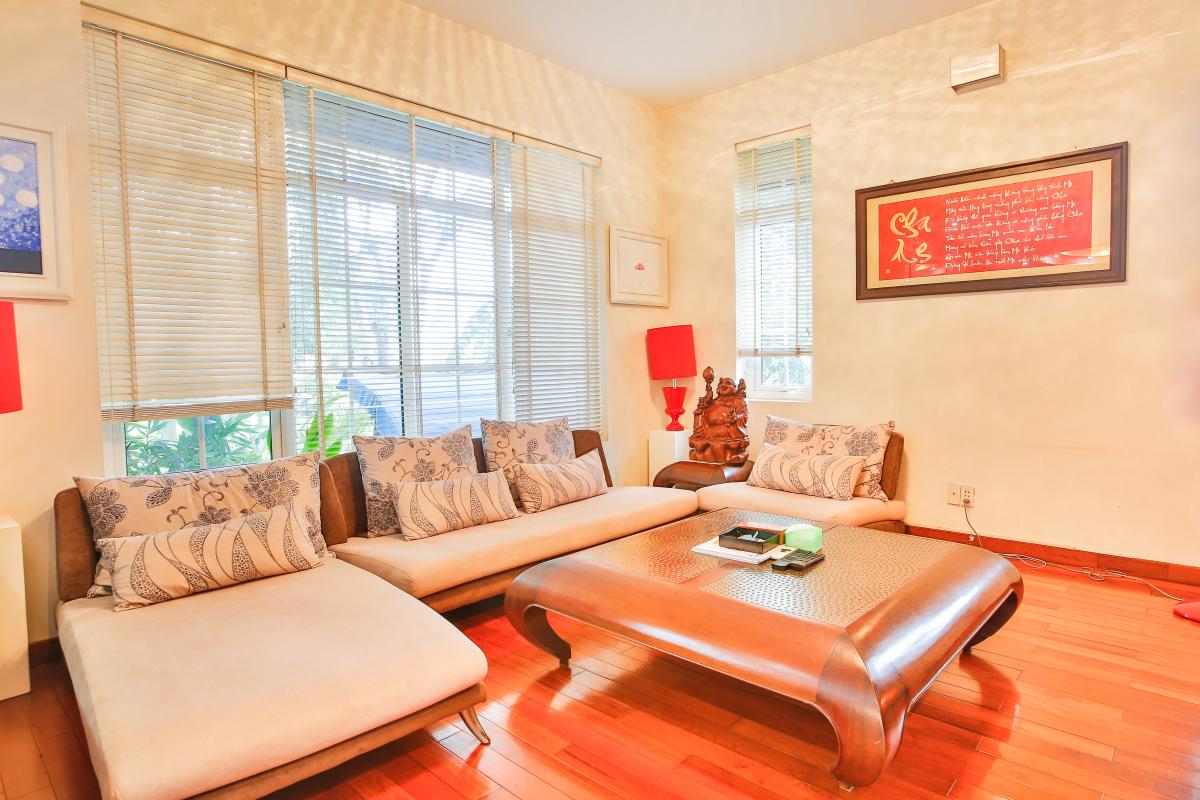 Bộ bàn ghế phòng khách khá độc đáo Villa sân vườn Nam Thông 3