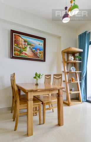 Bàn ăn và kệ trang trí gần ban công Căn góc Masteri Thảo Điền tầng cao T2B 2 phòng ngủ, nội thất gỗ