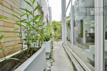 Hành lang bên hông căn hộ Nhà 4 tầng Nguyễn Văn Hưởng