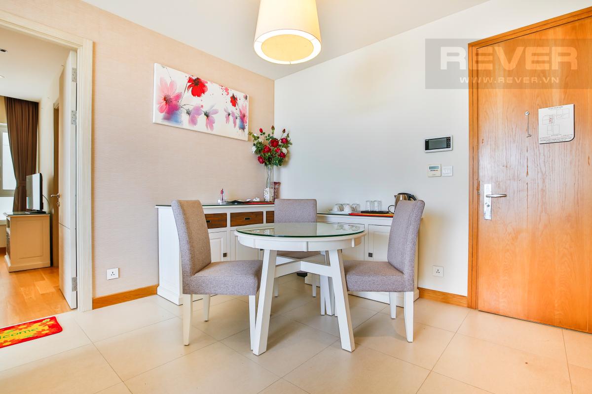 Bàn ăn bố trí gần cửa hướng Bắc Căn hộ 1 phòng ngủ hướng Nam tầng cao tháp T3 Brilliant Đảo Kim Cương