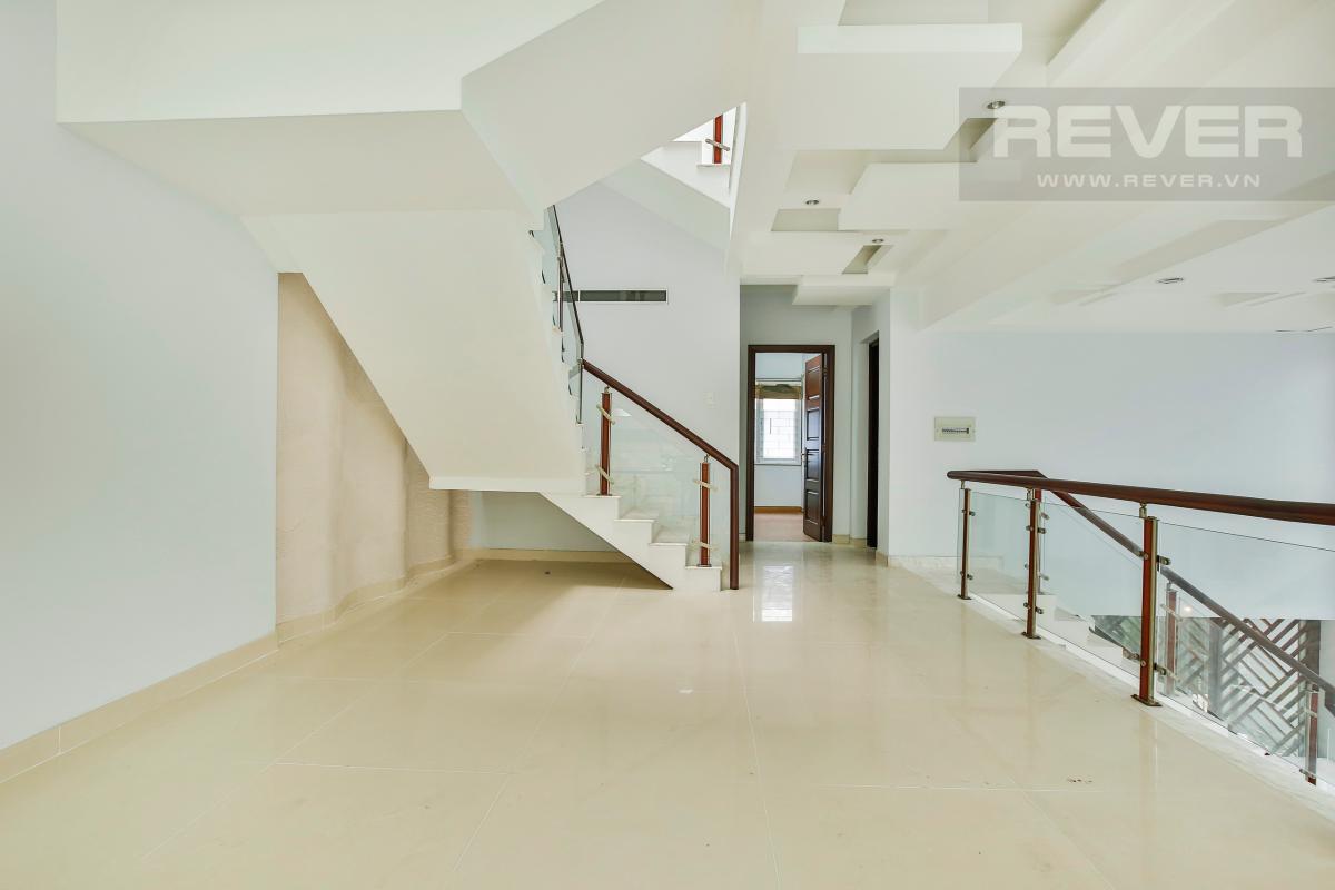 Cầu thang dẫn lên tầng trên Nhà 4 tầng Nguyễn Văn Hưởng