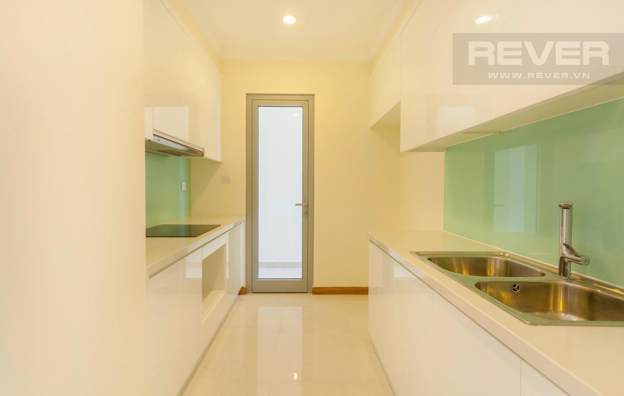 Phòng bếp dẫn ra lô gia Căn hộ tầng cao tháp C1 Vinhomes Central Park