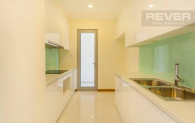 Phòng bếp dẫn ra lô gia Căn hộ tầng cao tháp C1 Vinhomes Central Park