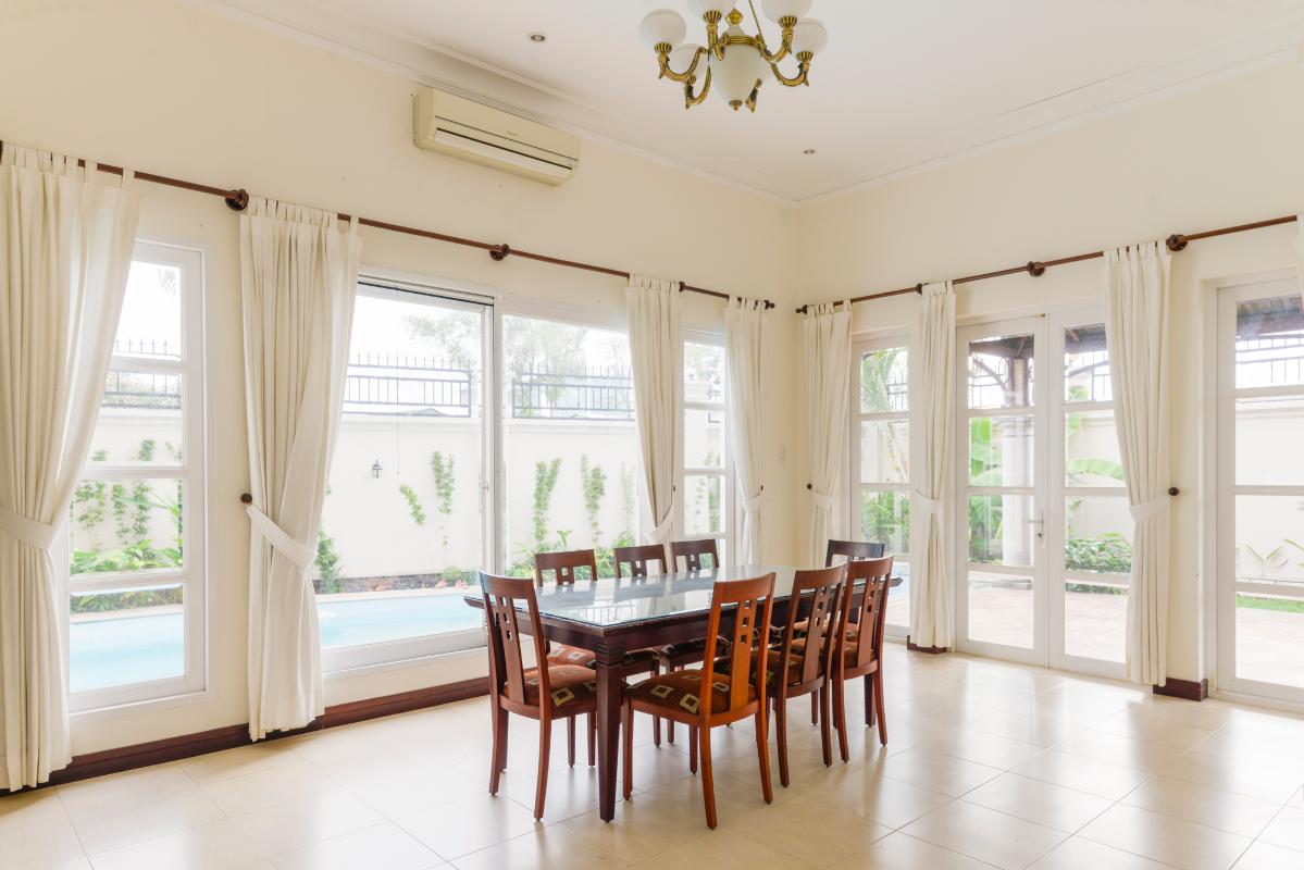 Khu vực bàn ăn view hồ bơi Villa 3 tầng compound Nguyễn Văn Hưởng