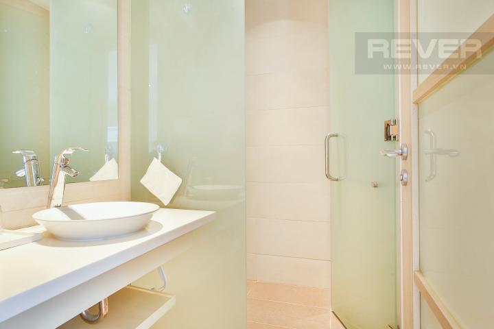 Phòng tắm phụ với buồng tắm đứng Căn hộ 1 phòng ngủ hướng Nam tầng cao tháp T3 Brilliant Đảo Kim Cương