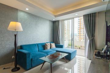 Ghế sofa nổi bật với màu xanh đại dương Căn hộ Đông Bắc trung tầng TC1 Tropic Garden