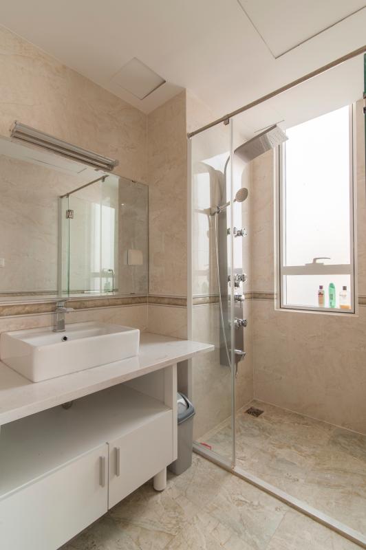 Bồn tắm đứng với vòi sen cao cấp Căn hộ Đông Bắc trung tầng TC1 Tropic Garden