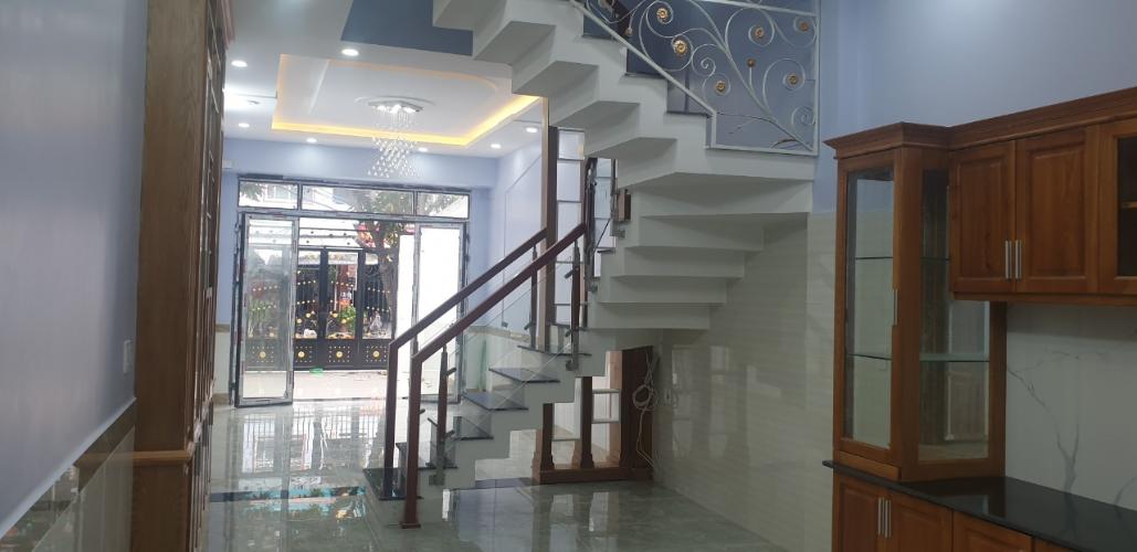 Phòng khách nhà phố Tân Bình Nhà phố mặt tiền hướng Tây Bắc gần trạm Metro tuyến số 2.