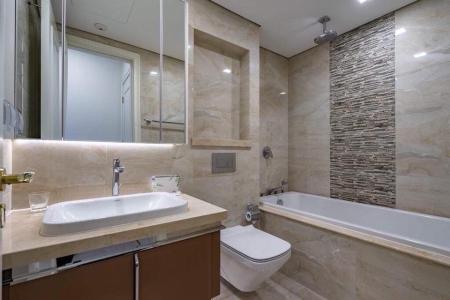 Toilet Căn hộ Vinhomes Golden River Ba Son Cho thuê căn hộ Vinhomes Golden River tầng 34, đầy đủ nội thất, view thành phố và Landmark 81