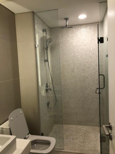 Toilet Gateway Thảo Điền Căn hộ Studio Gateway Thảo Điền nội thất đầy đủ, phong cách tối giản.