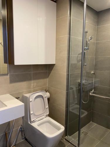 toilet căn hộ One Verandah Căn hộ One Verandah đầy đủ nội thất, ban công thoáng mát.