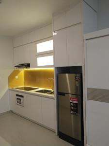 Bên trong officetel Sunrise CityView Office-tel Sunrise City View nội thất cơ bản, view thành phố.