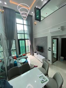 Phòng khách căn hộ Feliz en Vista Căn hộ Feliz En Vista nội thất cao cấp đầy đủ, tầng cao view thành phố