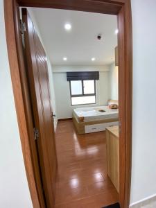 phòng ngủ master Cho thuê căn hộ Saigon South Residence tầng thấp, diện tích 75m2, ban công hướng Đông