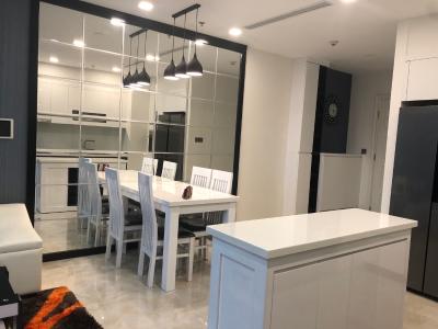 Phòng khách căn hộ VINHOMES GOLDEN RIVER Bán căn hộ Vinhomes Golden River 2PN, diện tích 78m2, đầy đủ nội thất, view sông Sài Gòn và Bitexco