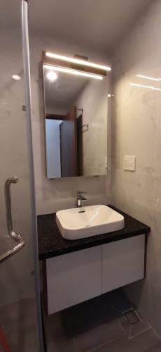 Nhà vệ sinh Saigon South Residence  Căn hộ Saigon South Residence tầng trung, đầy đủ nội thất, hướng Tây.