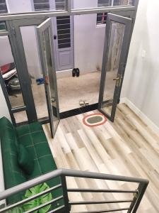 Phòng khách nhà phố Quận 7 Nhà phố diện tích sử dụng 30.8m2, có sổ hồng và pháp lý rõ ràng.