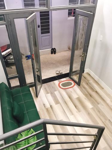 Phòng khách nhà phố Quận 7 Nhà phố diện tích sử dụng 30.8m2, có sổ hồng và pháp lý rõ ràng.