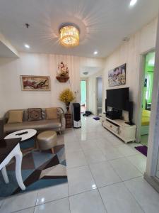 Phòng khách căn hộ Investco Babylon Tân Phú Căn hộ Investco Babylon bàn giao đầy đủ nội thất, view thành phố.