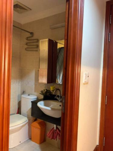 Toilet The Manor Quận Bình Thạnh Căn hộ Studio The Manor đầy đủ nội thất, view thoáng mát.