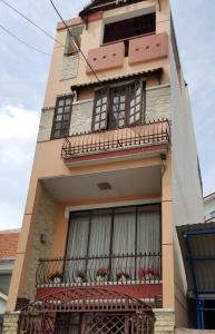 Cho thuê nhà nguyên căn Quận Phú Nhuận, 1 trệt 3 lầu, cách Nguyễn Kiệm 20m, hẻm 2 xe hơi