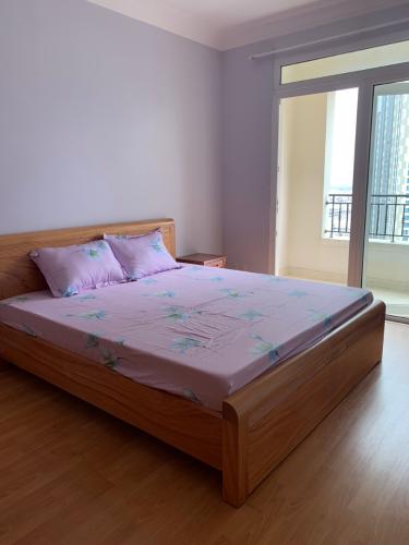 Phòng ngủ căn hộ The Manor Căn hộ The Manor nội thất cơ bản, ban công hướng Tây Nam.