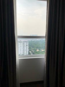 view nhìn ra phía ngoài căn hộ sài gòn mia Bán căn hộ tầng trung Saigon Mia chưa bàn giao, ban công thoáng mát.